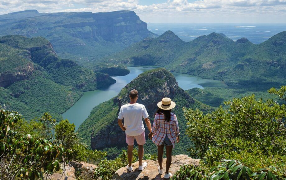 Man en vrouw die over de Blyde Canyon uitkijken