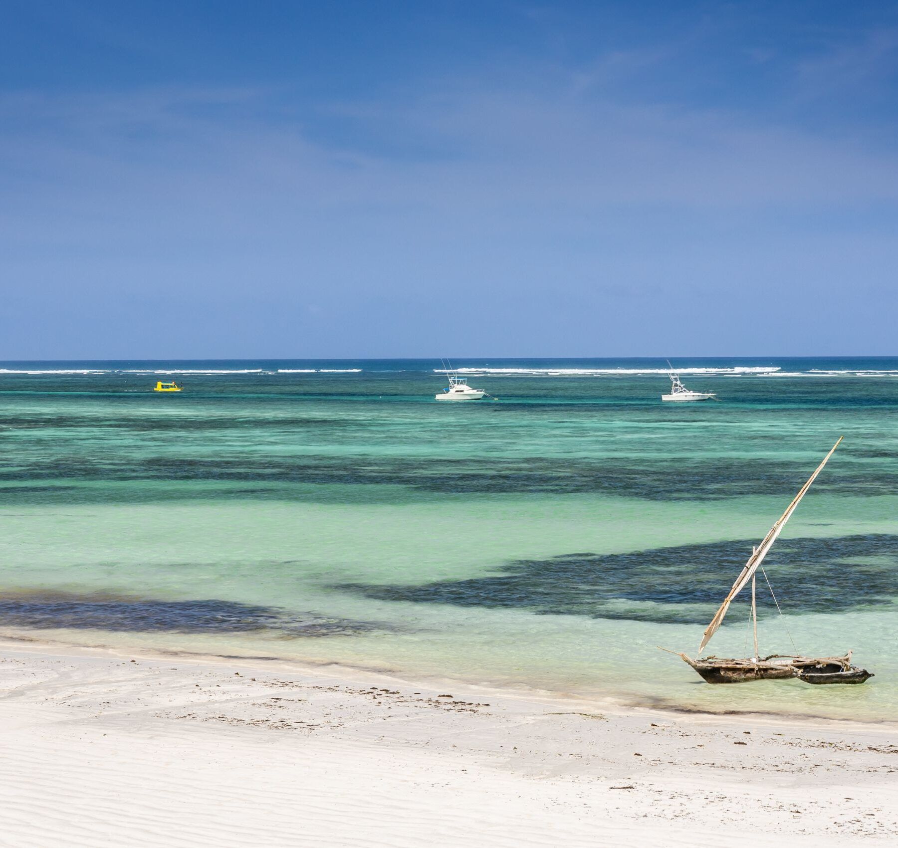 Diani Beach, één van Kenia's stranden, met uitzicht op de oceaan