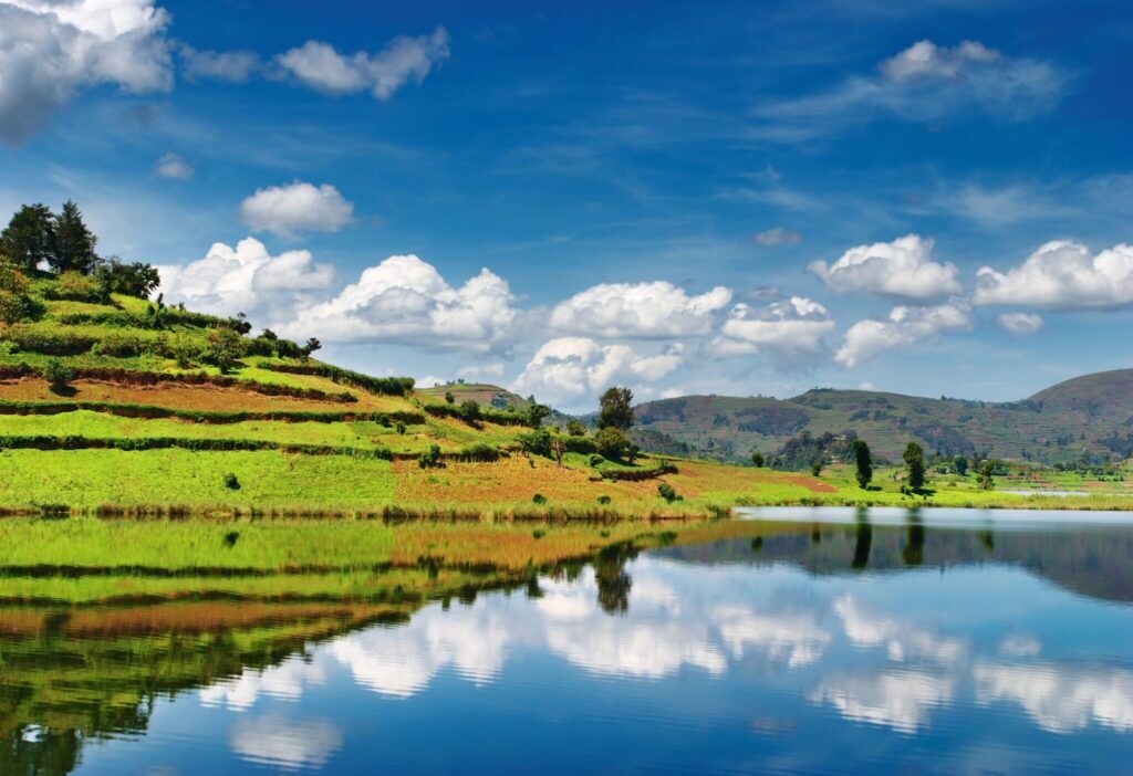 Zicht op de schitterende groene landschappen en wateren van Lake Bunyonyi in Oeganda