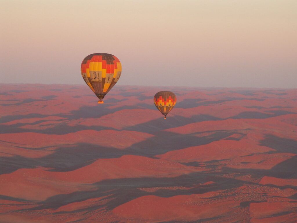 Luchtballonnen boven de Namibwoestijn bij zonsopgang