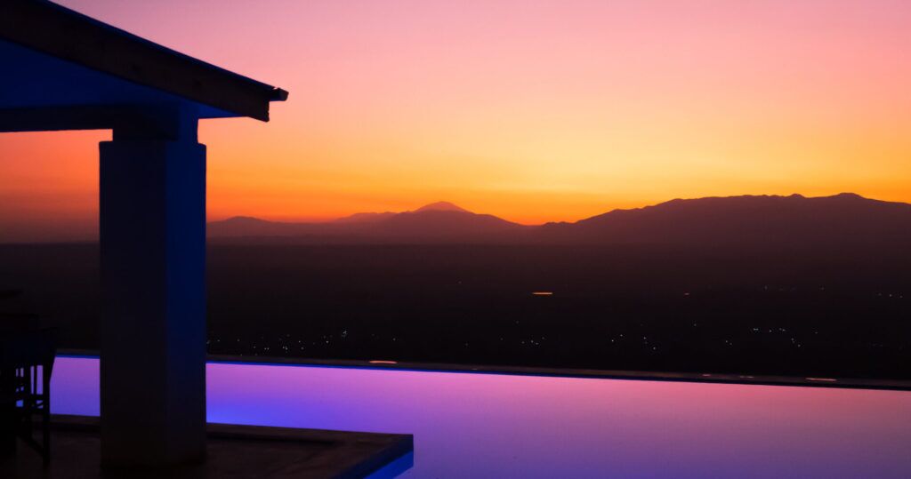 Zonsondergang boven de bergen vanuit een lodge in Afrika