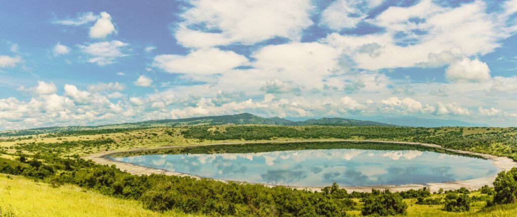 Uitzicht op het groene landschap van Queen Elizabeth National Park