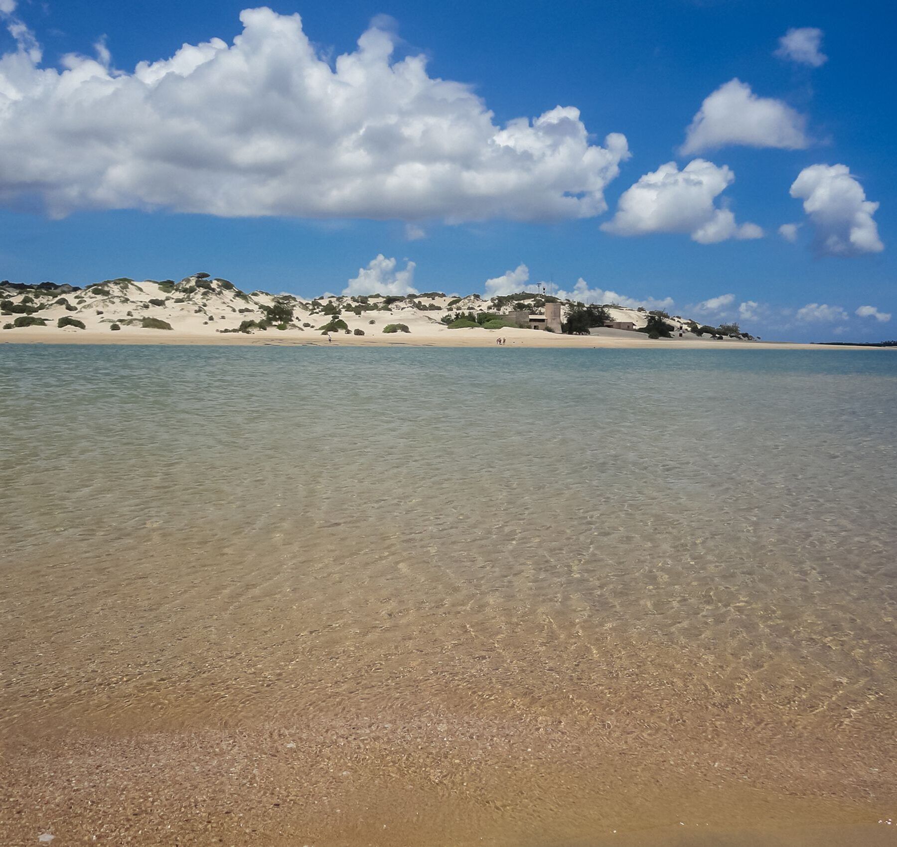 Zicht op het water en eiland Lamu Island in Kenia