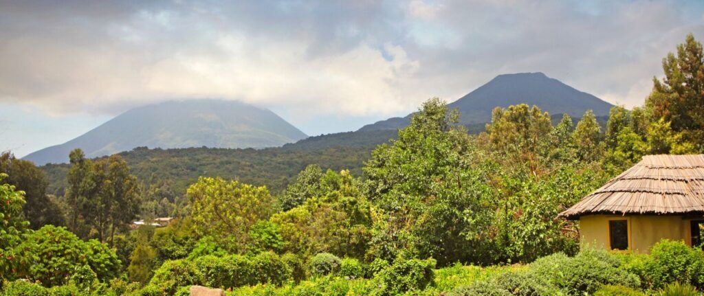 Uitzicht op de groene bergen van Mount Mgahinga