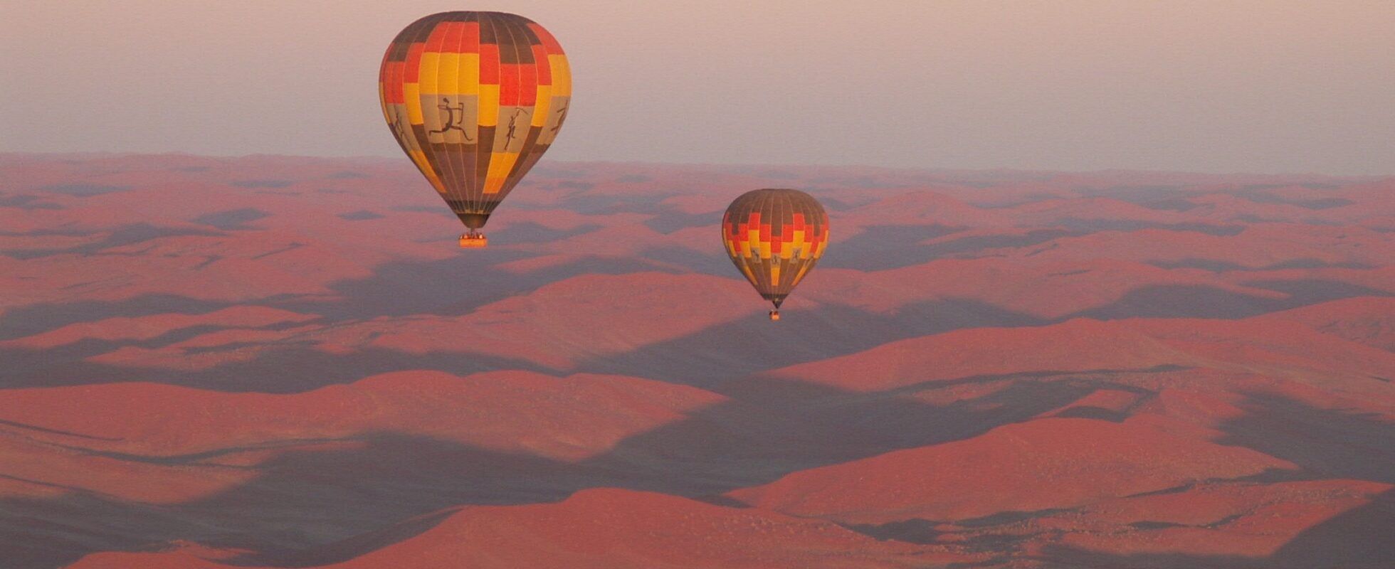 Luchtballonnen boven de Namibwoestijn bij zonsopgang