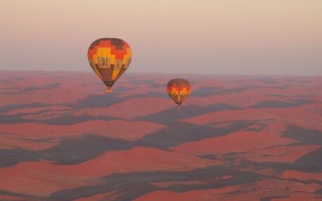 Luchtballonnen boven de Namibwoestijn bij zonsopgang