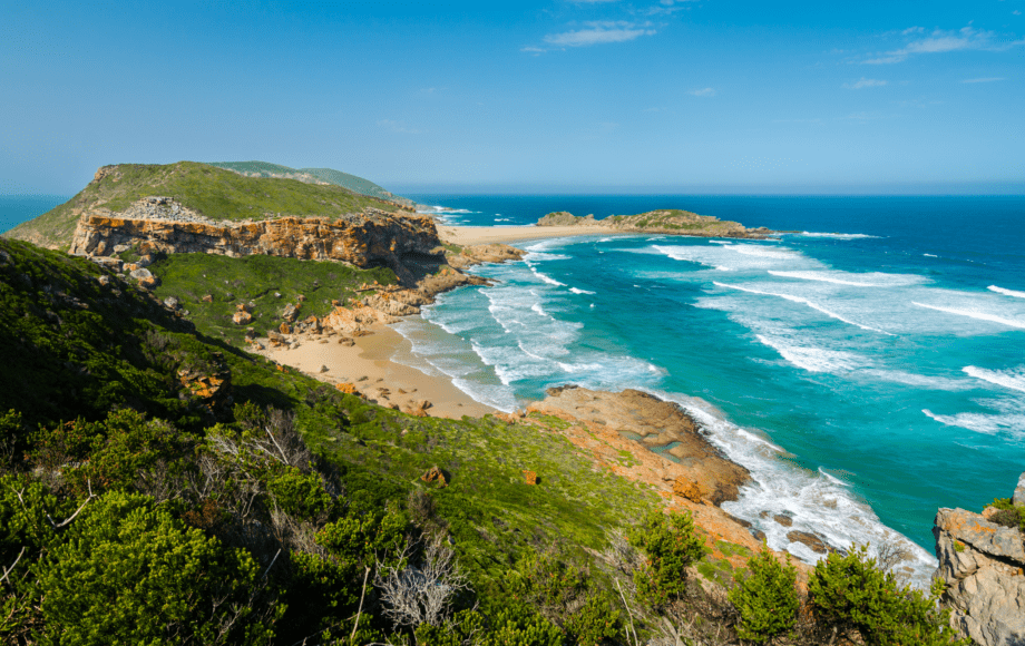 Sceneric uitzicht op strand, zee en bergen