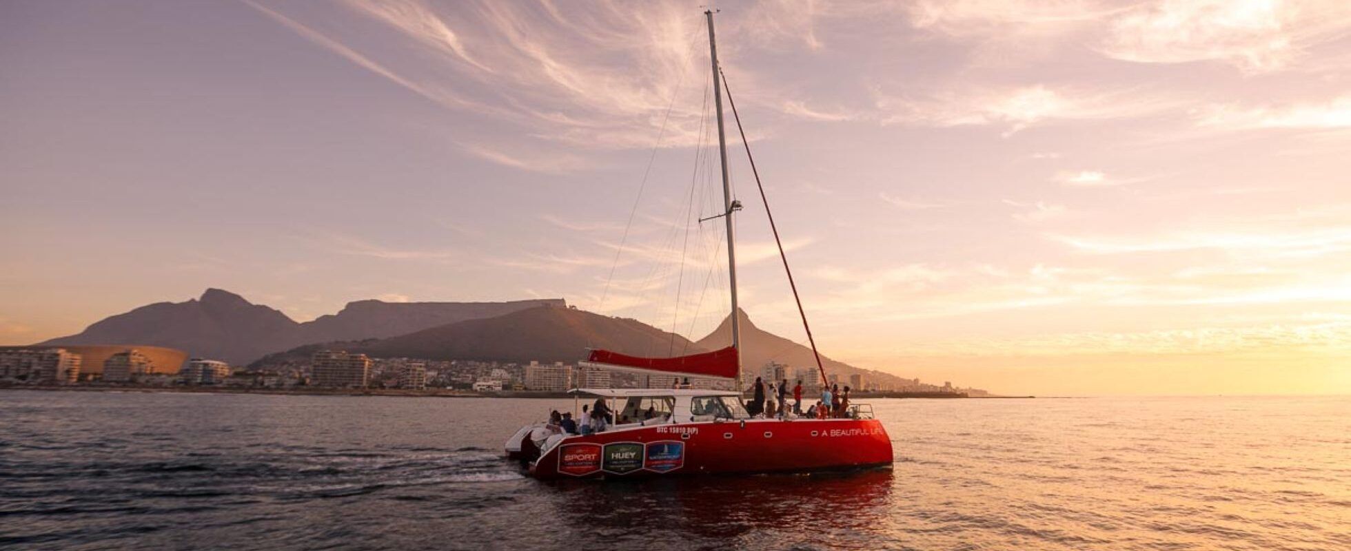 Boot voor de kust van Zuid Afrika met ondergaande zon