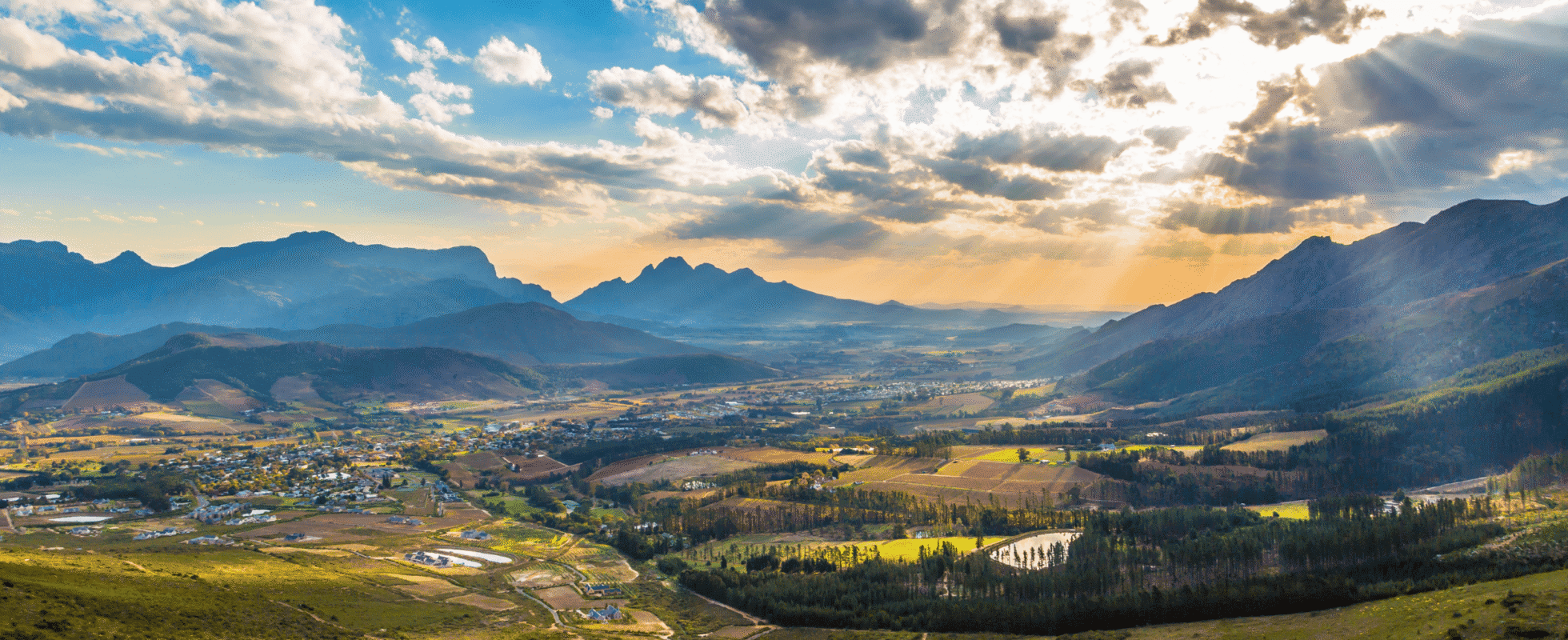 De wijnlanden van Franschhoek met wolken en zonnestralen